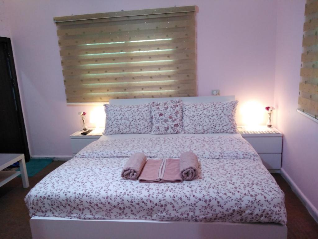 1 dormitorio con 1 cama con 2 toallas en moon valley site jerash, en Jerash
