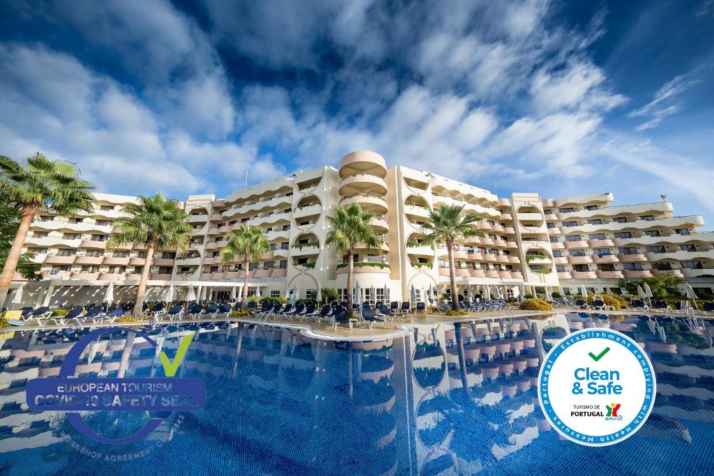 uma vista para um resort com uma grande piscina em Vila Gale Cerro Alagoa em Albufeira