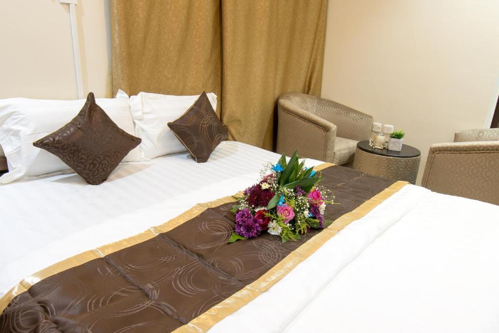 سرير أو أسرّة في غرفة في الراية للاجنحة الفندقية للايجار الشهرى والسنوى