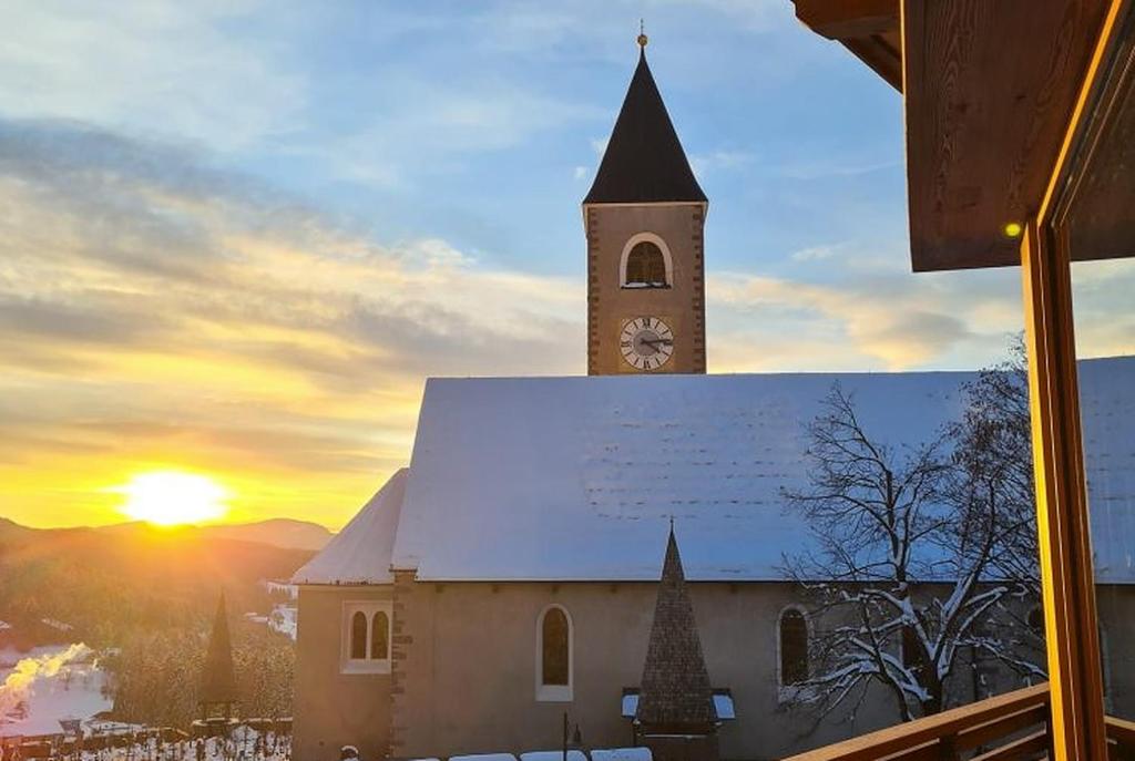 Východ nebo západ slunce při pohledu z apartmánu nebo okolí