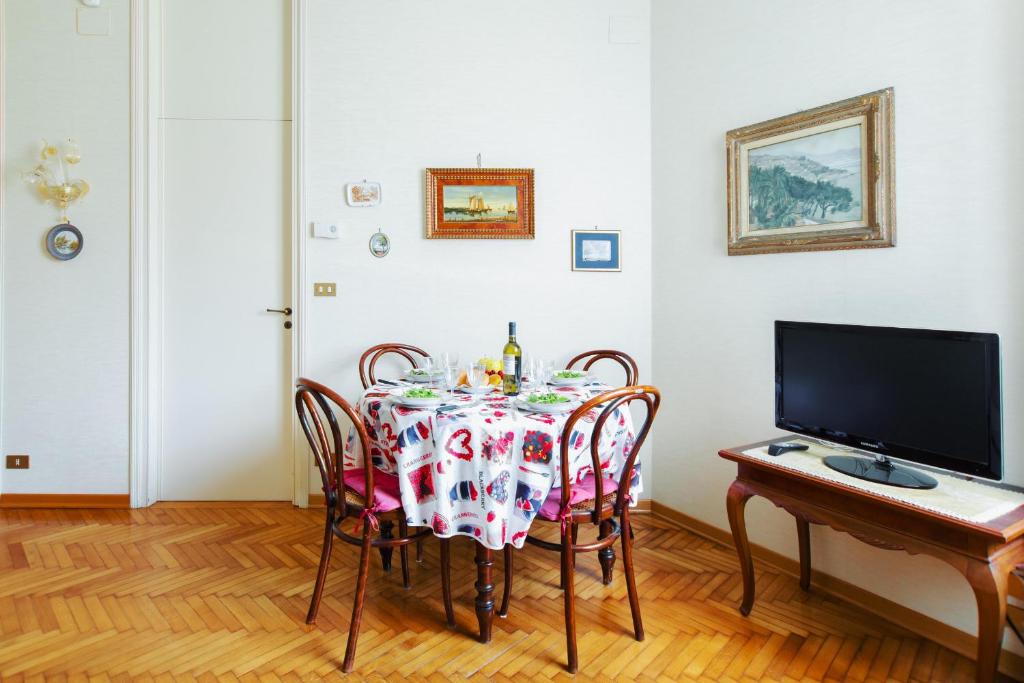 Televízia a/alebo spoločenská miestnosť v ubytovaní Imperatrice apartment by Wonderful Italy