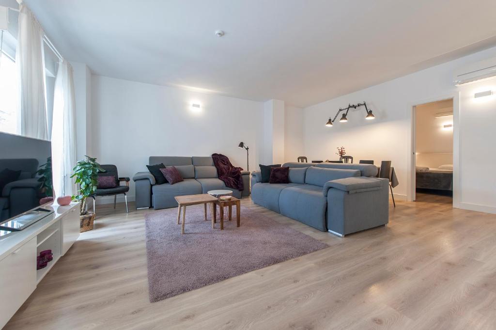 Hellenhost - Gran Vía - 1