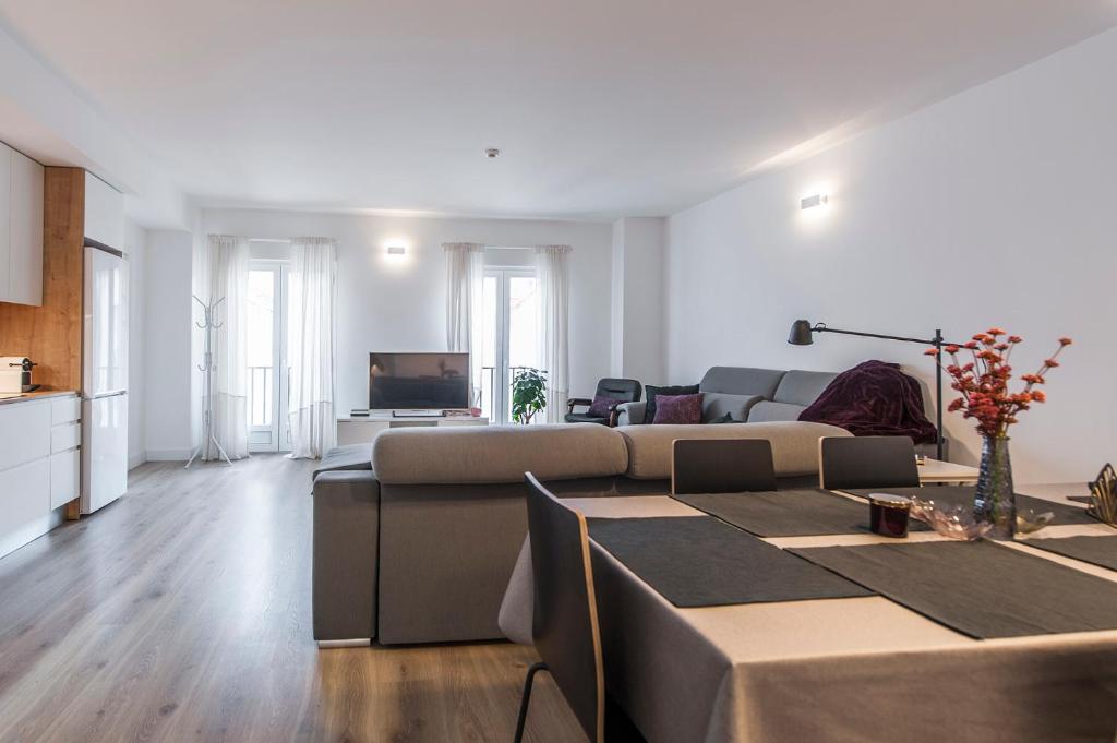 Hellenhost - Gran Vía - 3