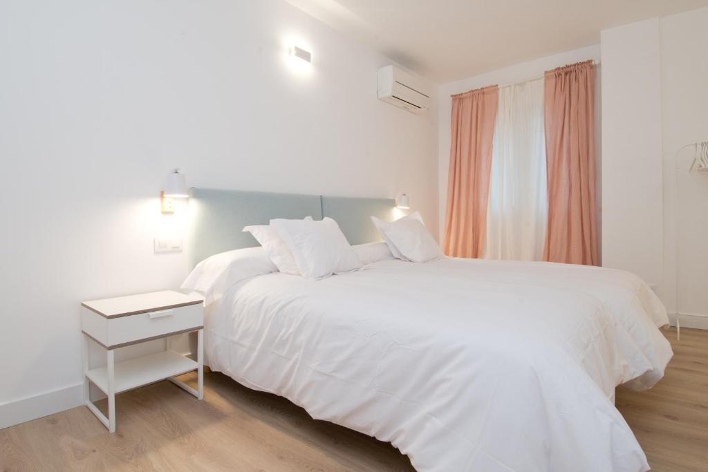 Hellenhost - Gran Vía - 13