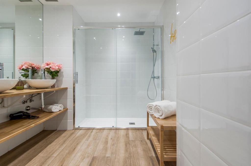 Hellenhost - Gran Vía - 18