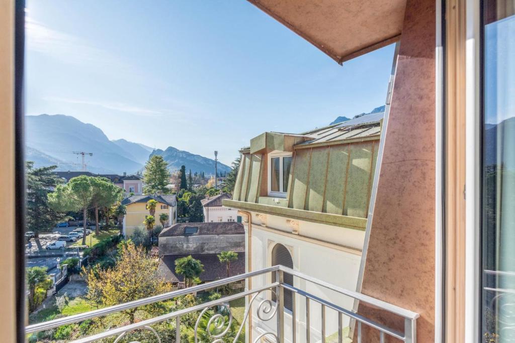 balkon z widokiem na miasto w obiekcie Appartamento Villa Principessa w Arco