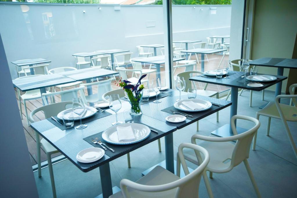 Reštaurácia alebo iné gastronomické zariadenie v ubytovaní Hotel Malavoglia