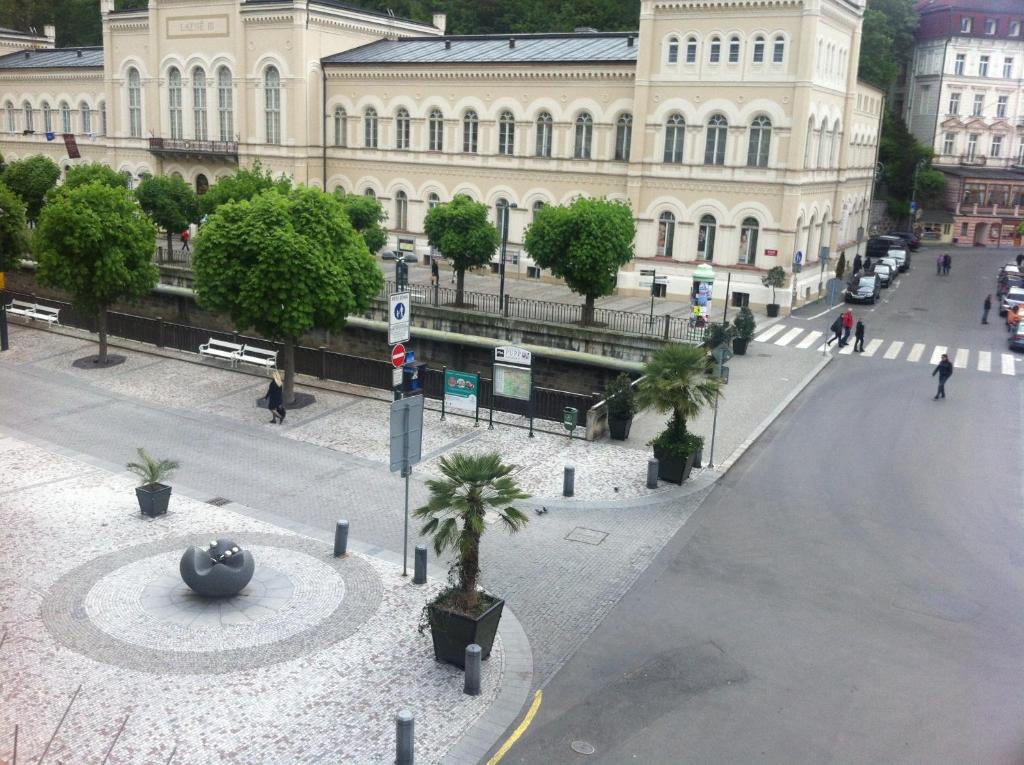 an empty street in front of a large building at Apartman U Kolonady in Karlovy Vary