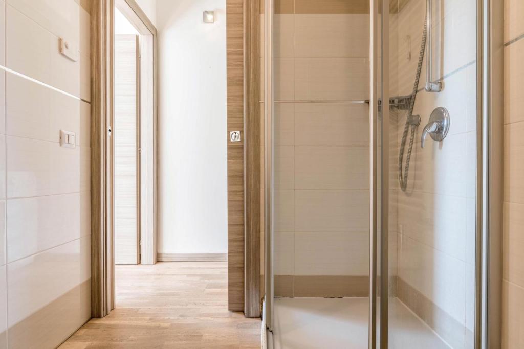 prysznic w łazience ze szklanymi drzwiami w obiekcie Appartamento Villa Principessa w Arco