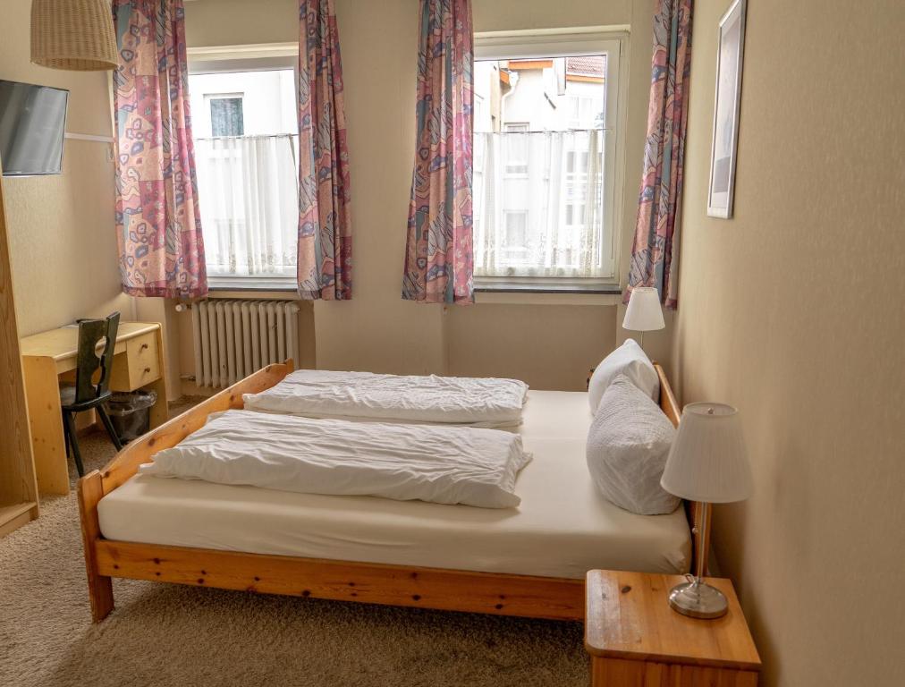 Postel nebo postele na pokoji v ubytování Südhotel