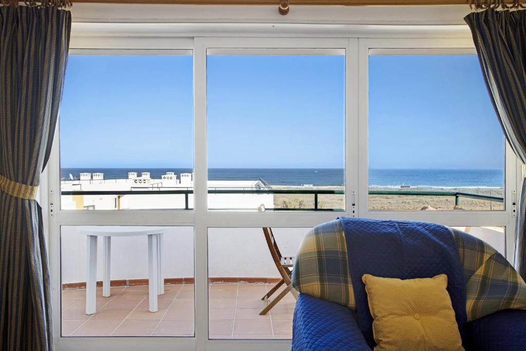 sala de estar con vistas al océano en Apartamento Meia Praia, en Lagos