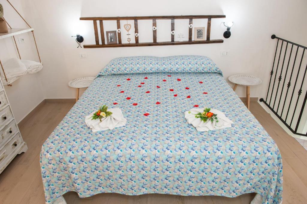 un letto con fiori sopra in una camera da letto di Home Smile a Castellammare del Golfo
