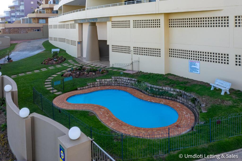 vista sul tetto di un edificio con piscina di Lazy Lizard 41 - with Inverter a Umdloti