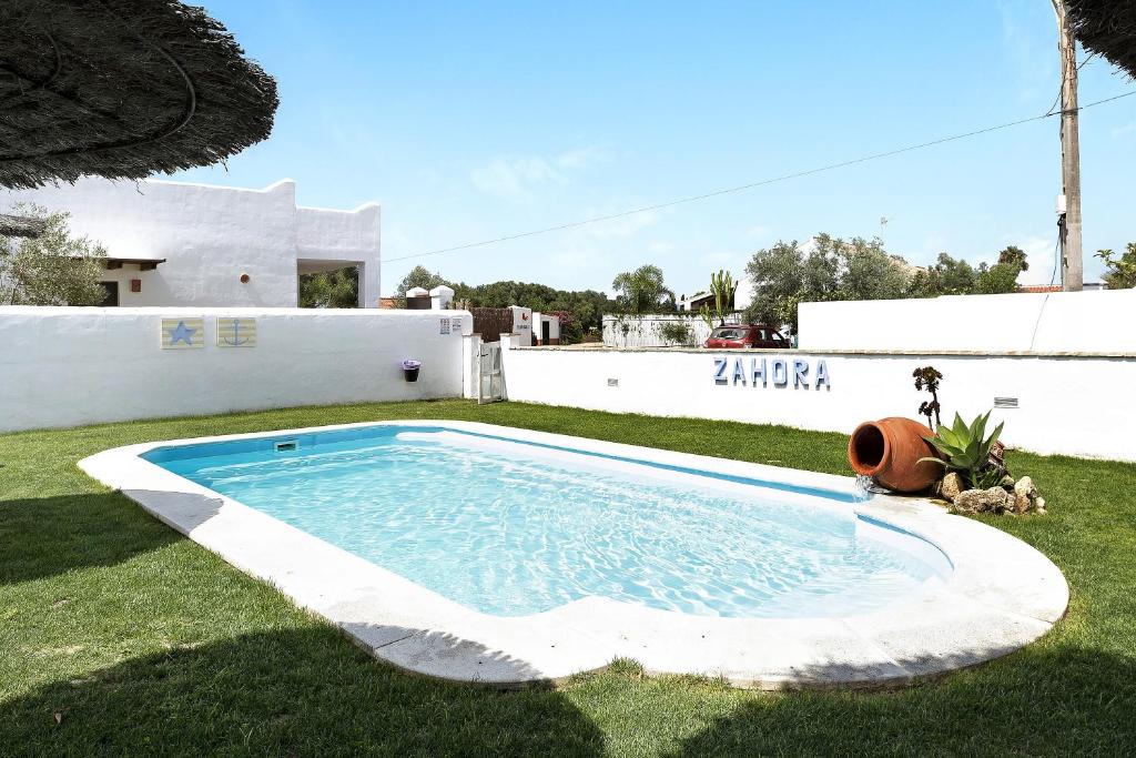 uma piscina no quintal de uma casa em Casa Trafalmar con piscina exterior em Zahora