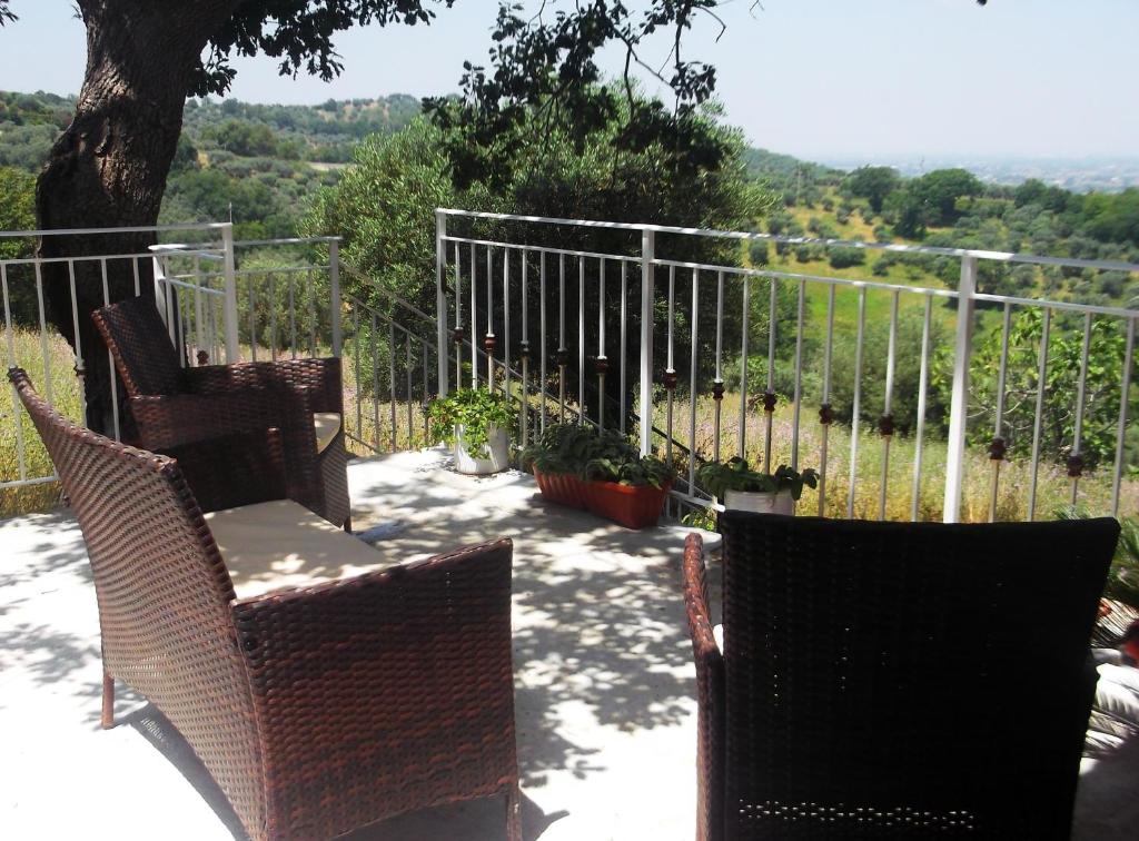 une terrasse avec des chaises, une clôture et un arbre dans l'établissement Villa De Felice, à Albanella