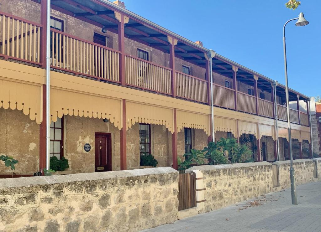 Un edificio con un balcón en el lateral. en Warders Cottage: Iconic Cottage in the Heart of Freo, en Fremantle