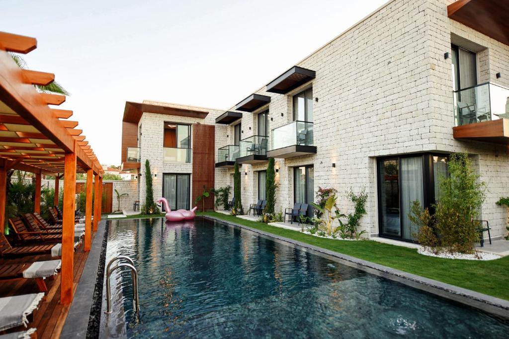 - une piscine dans l'arrière-cour d'une maison dans l'établissement Enso Alaçatı, à Çeşme