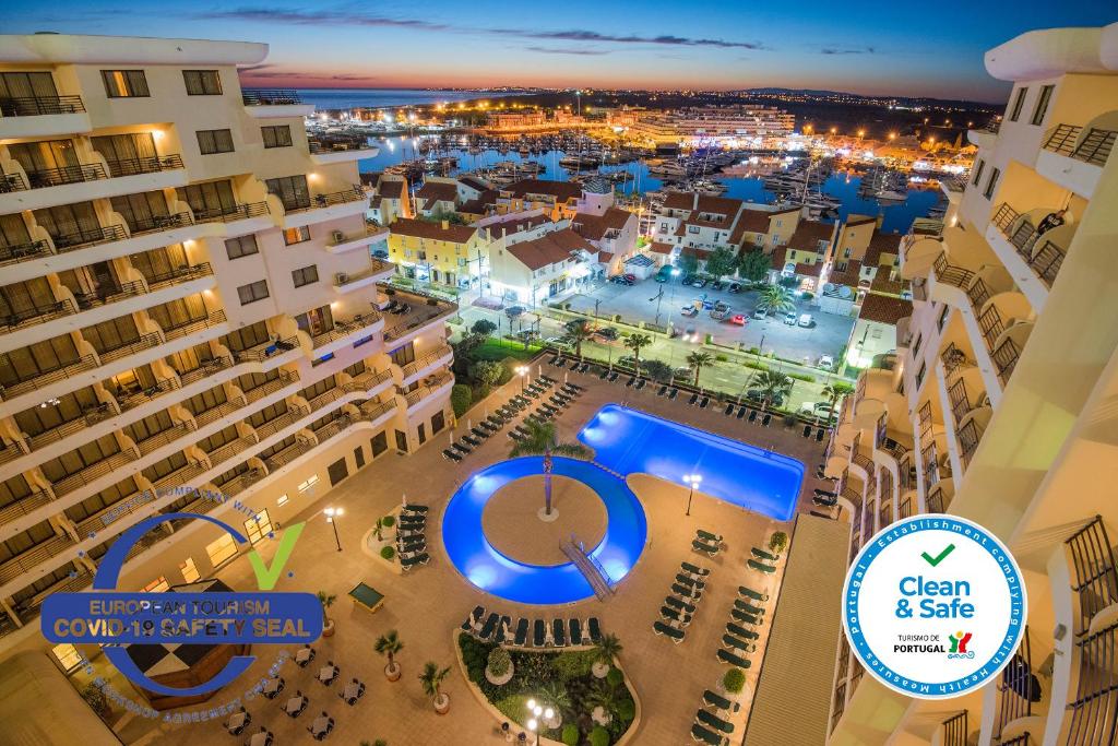 uma vista aérea de uma cidade à noite com edifícios em Vila Gale Marina em Vilamoura