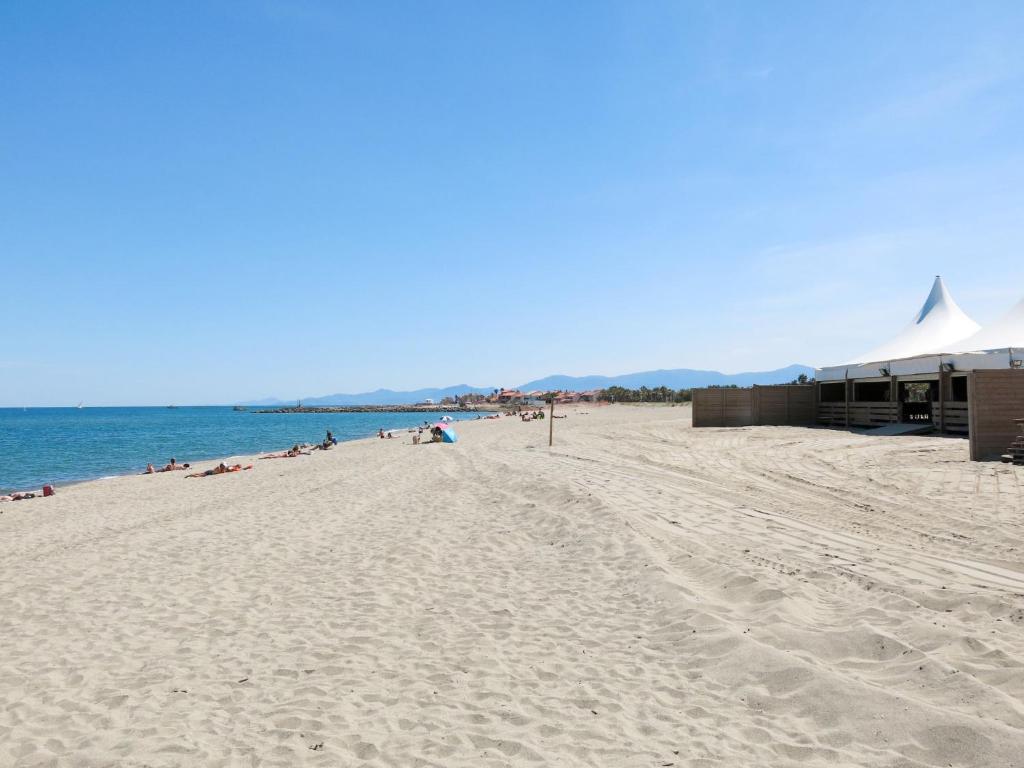 einen Strand mit Menschen, die auf Sand und Wasser liegen in der Unterkunft Apartment Cosy Coast - SMZ100 by Interhome in Sainte-Marie-Plage