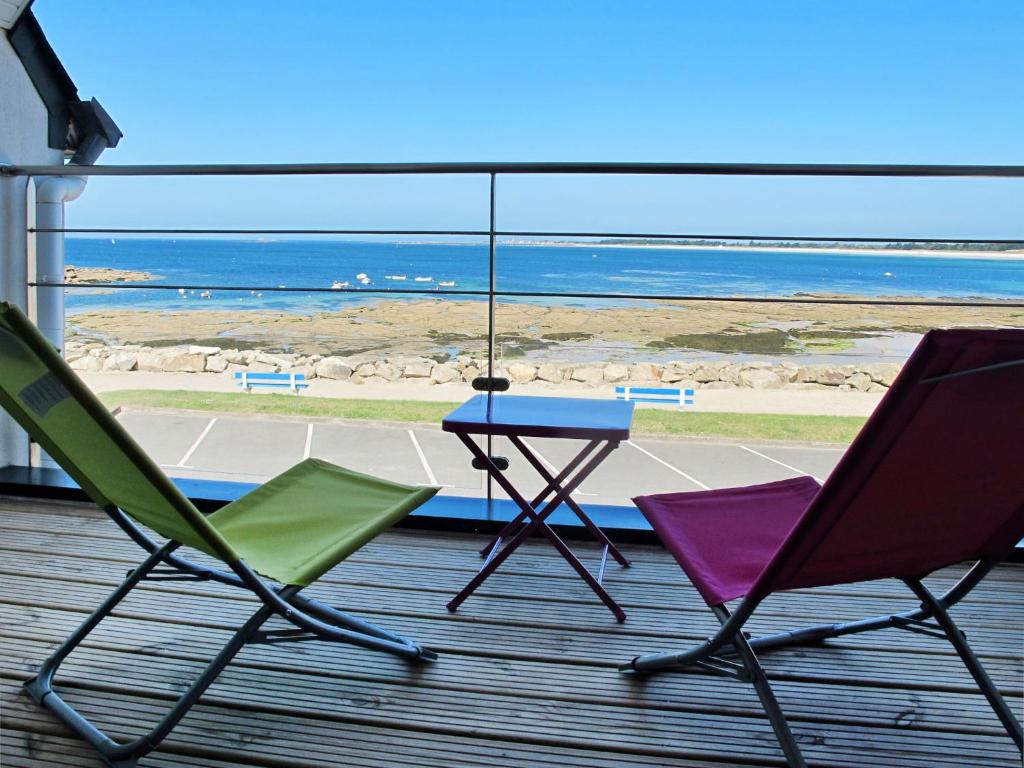 - deux chaises et une table sur une terrasse couverte avec vue sur l'océan dans l'établissement Holiday Home Men Meur by Interhome, au Guilvinec