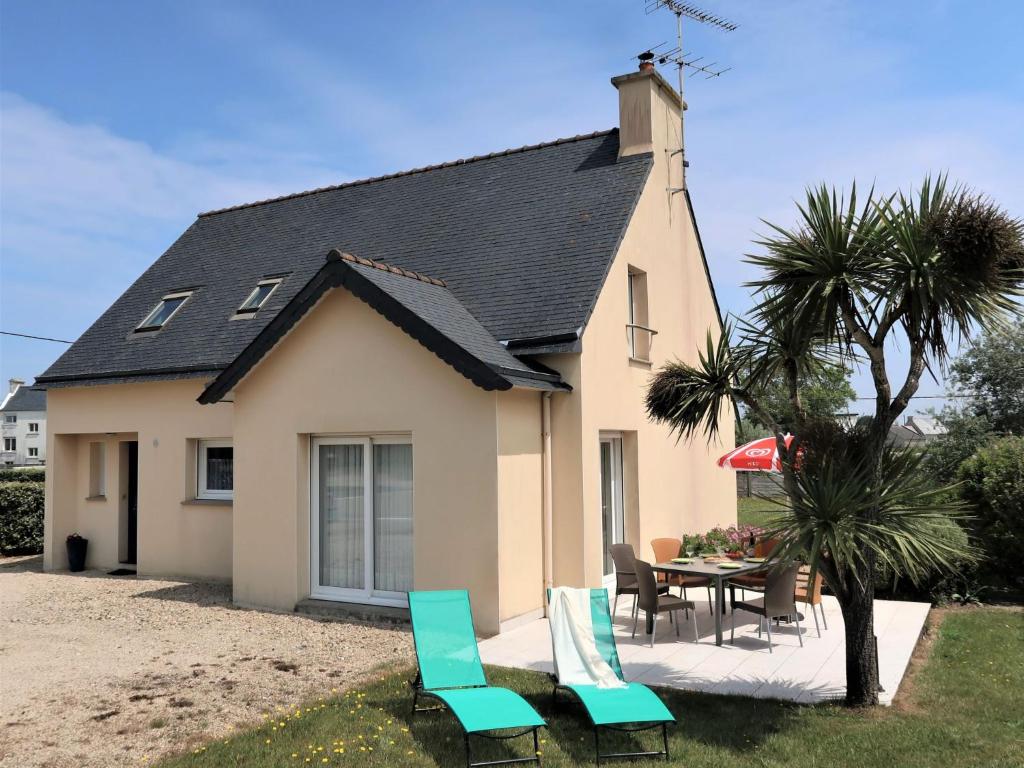 プルエスカにあるHoliday Home L'Hermine by Interhomeのテーブルと椅子が前にある家