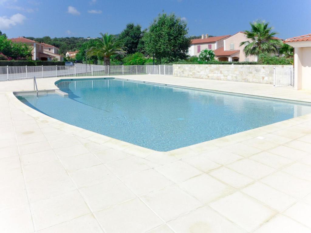 una piscina de agua azul en un patio en Holiday Home Les Rives du Golf 3 by Interhome en Roquebrune-sur-Argens