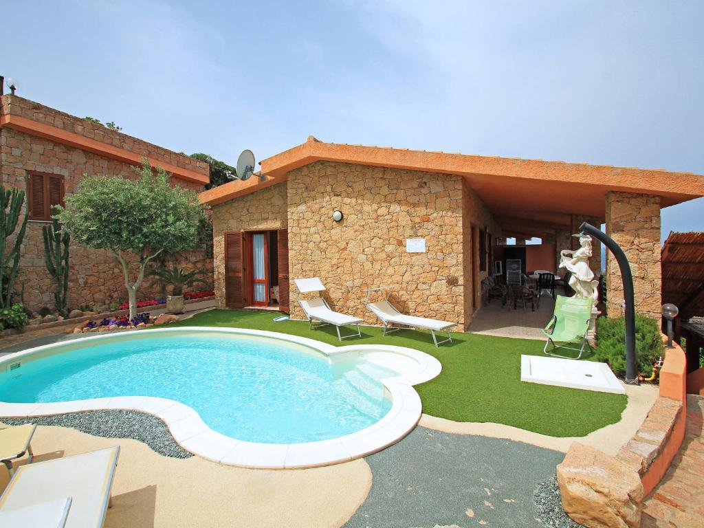 Villa con piscina frente a una casa en Villa Gatti by Interhome, en Costa Paradiso