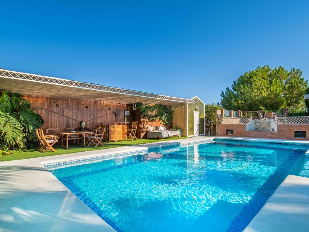 una piscina en el patio trasero de una casa en Villa El Balcon by Interhome en Baena