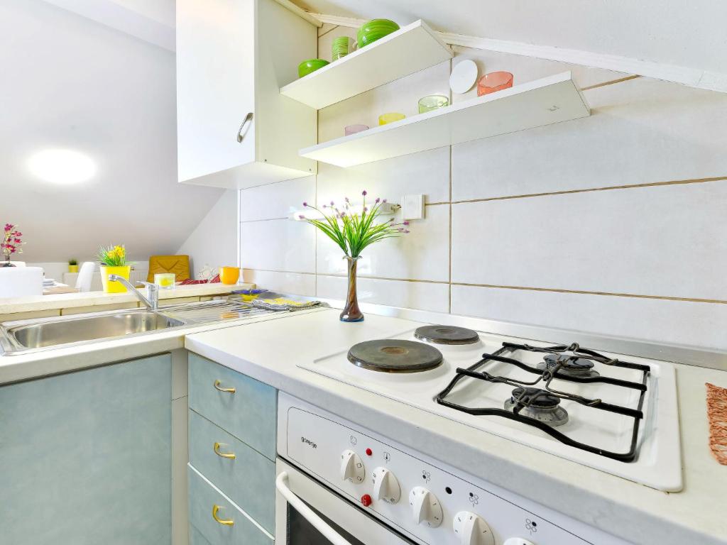 Kuchyň nebo kuchyňský kout v ubytování Apartment Valentina-1 by Interhome