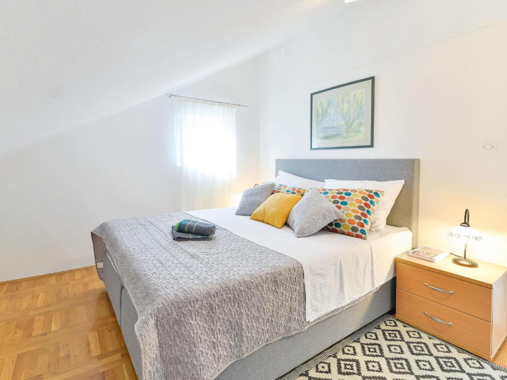 Postel nebo postele na pokoji v ubytování Apartment Valentina-1 by Interhome