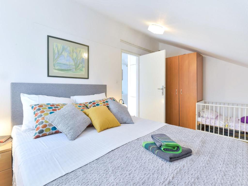Postel nebo postele na pokoji v ubytování Apartment Valentina-1 by Interhome