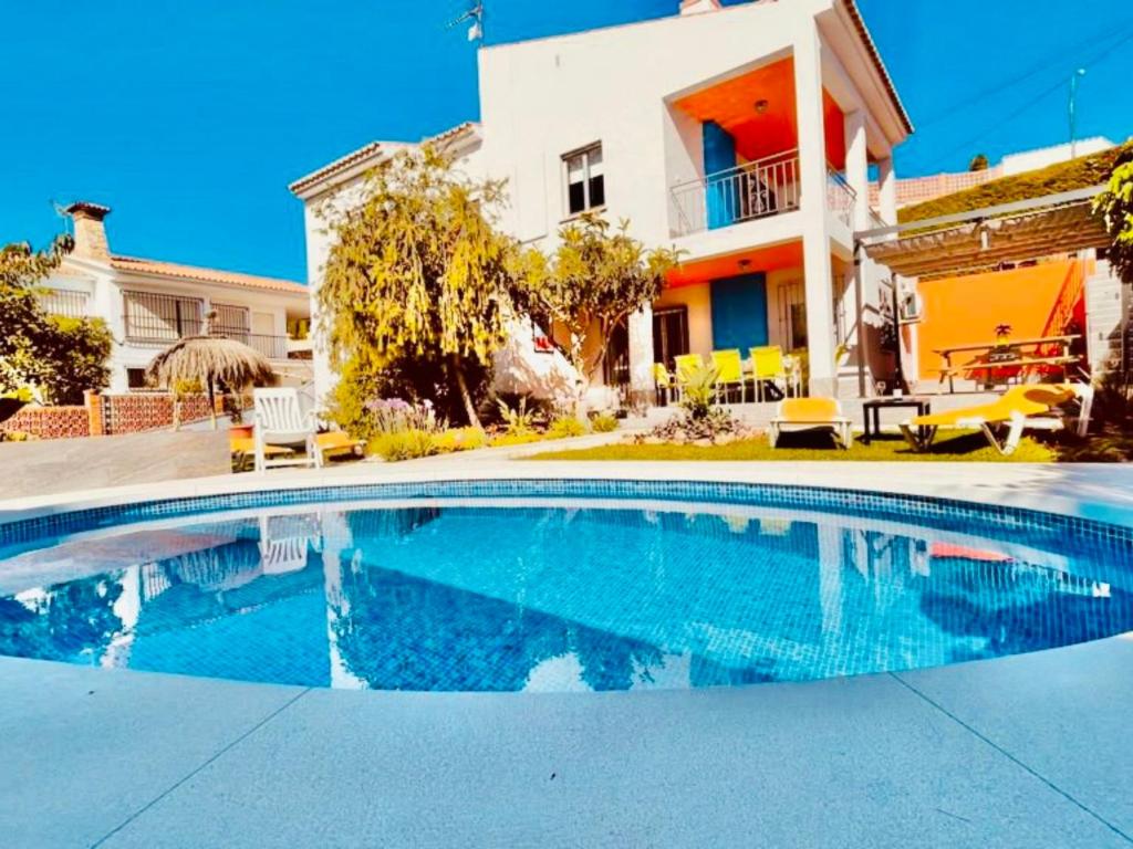 - une piscine en face d'une maison dans l'établissement Holiday Home Los Delfines by Interhome, à Benajarafe