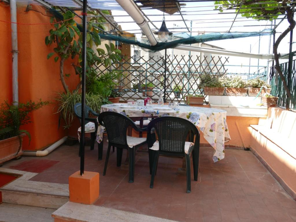 TerzorioにあるHoliday Home Lombardi by Interhomeの温室のパティオ(テーブル、椅子付)