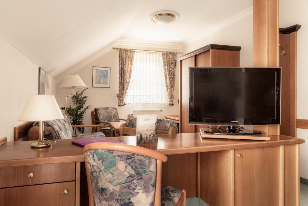 A television and/or entertainment centre at Appartements Lüftenegger
