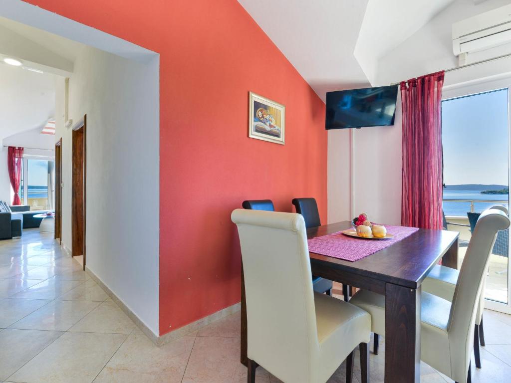 Televízia a/alebo spoločenská miestnosť v ubytovaní Apartment Villa Andjelka-7 by Interhome