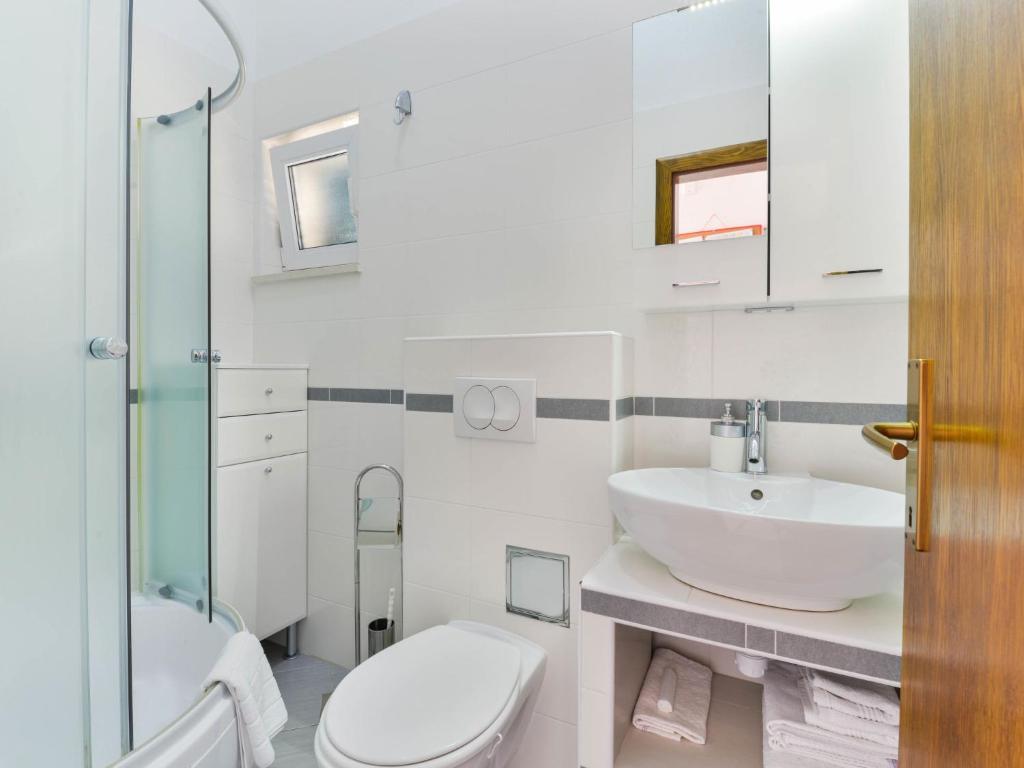 Kúpeľňa v ubytovaní Apartment Villa Andjelka-7 by Interhome