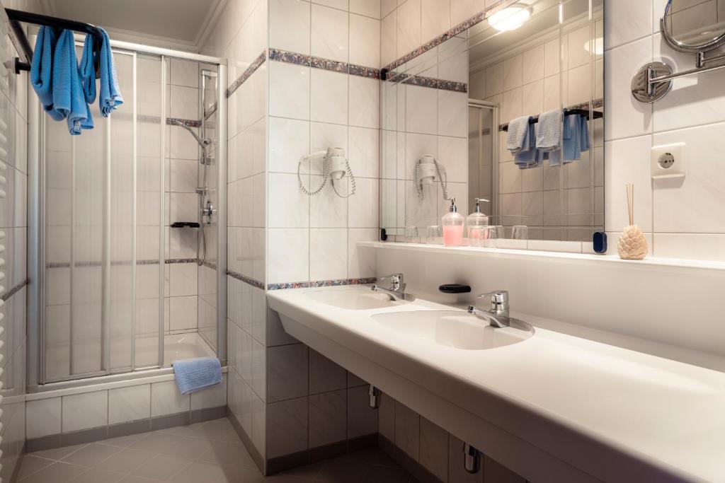 A bathroom at Appartements Lüftenegger