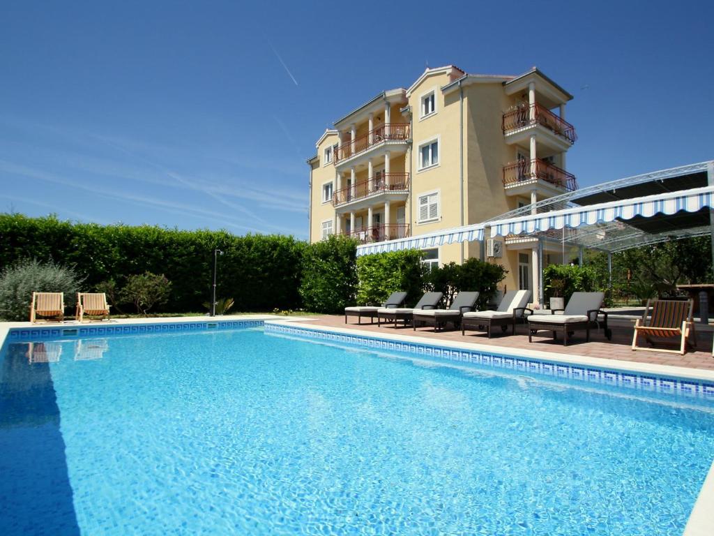 uma piscina em frente a um edifício em Apartment Mare-4 by Interhome em Trogir