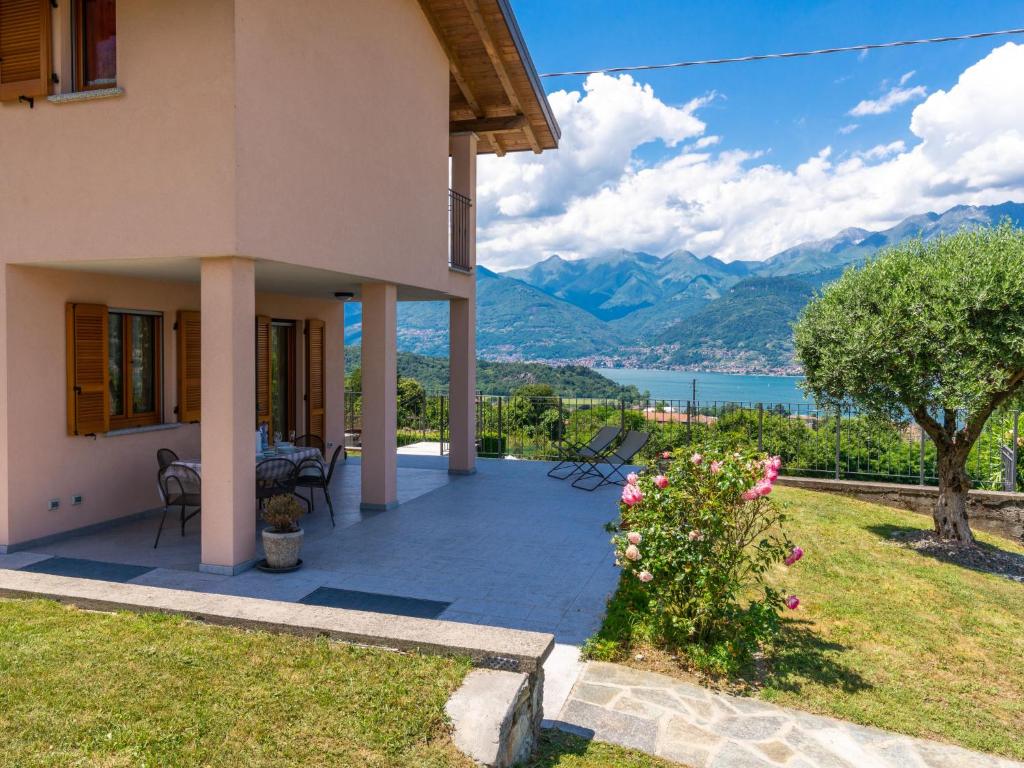 コーリコにあるHoliday Home La Casetta - CCO107 by Interhomeの湖と山々の景色を望むヴィラ