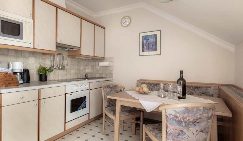 A kitchen or kitchenette at Appartements Lüftenegger