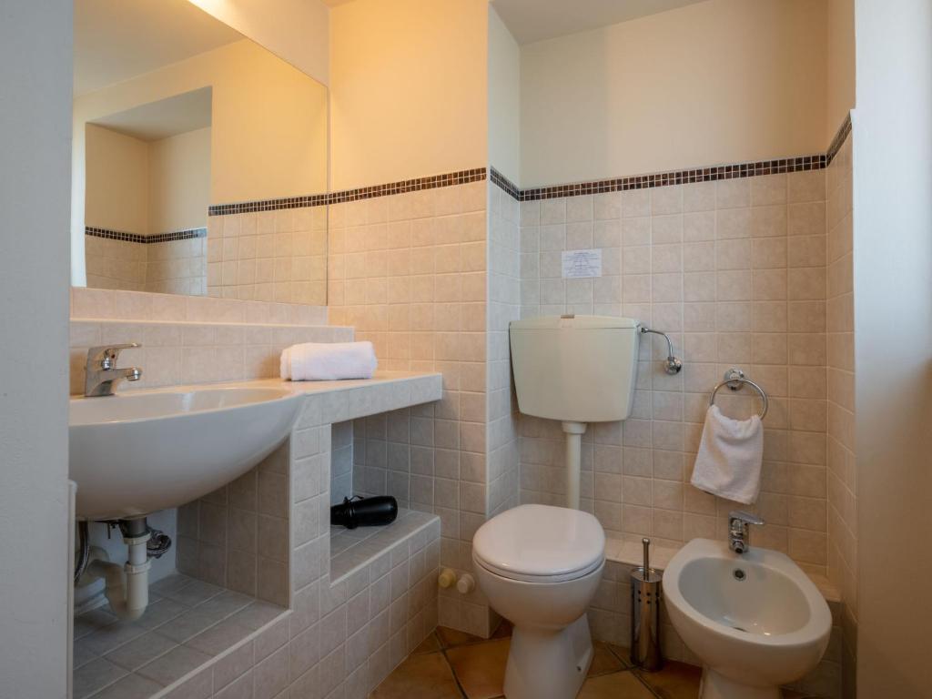 A bathroom at Holiday Home Marmorito by Interhome