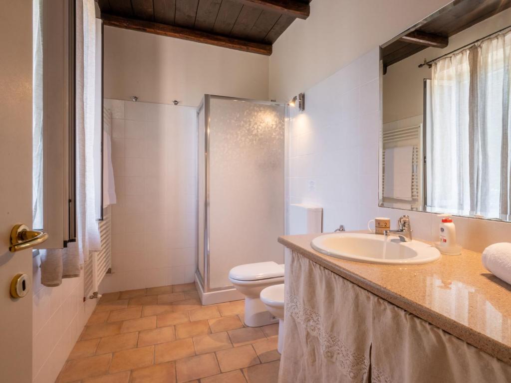 A bathroom at Holiday Home Marmorito by Interhome