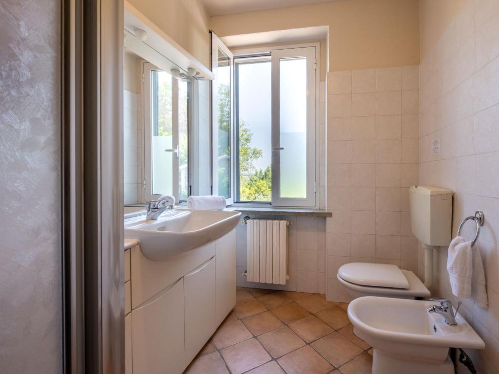 A bathroom at Holiday Home Marmorito by Interhome