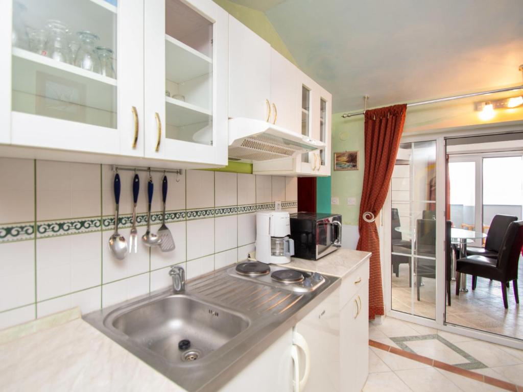 Kuchyňa alebo kuchynka v ubytovaní Apartment Ivana-4 by Interhome
