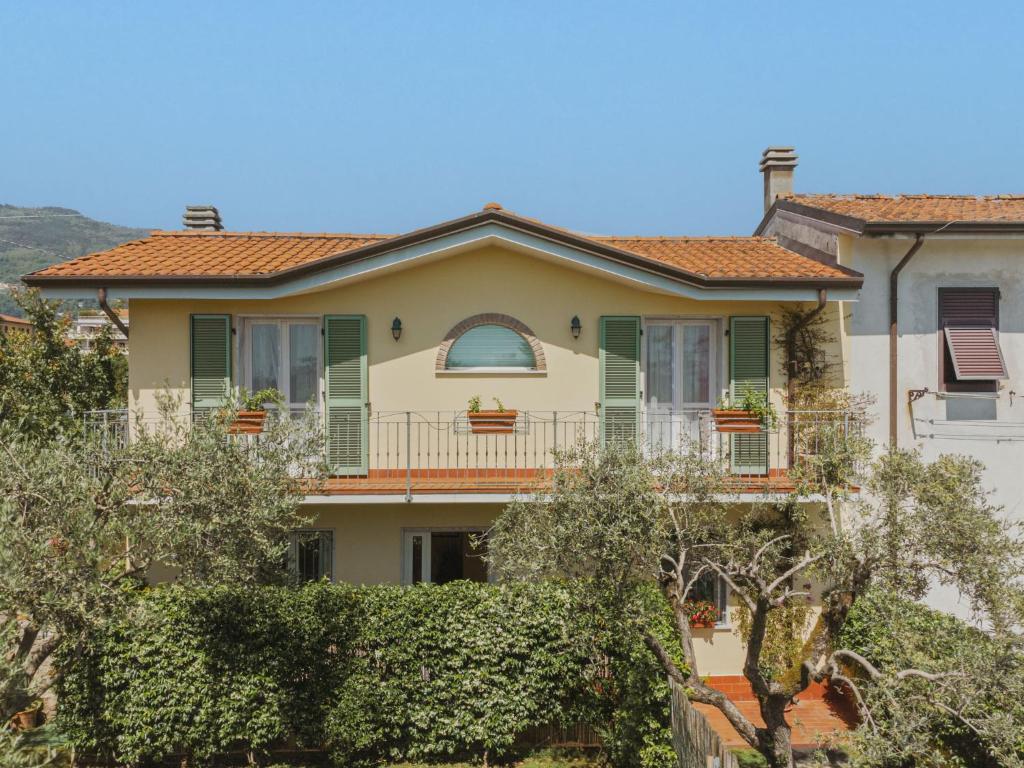 uma casa grande com varanda e árvores em Holiday Home Giuliana by Interhome em Massa