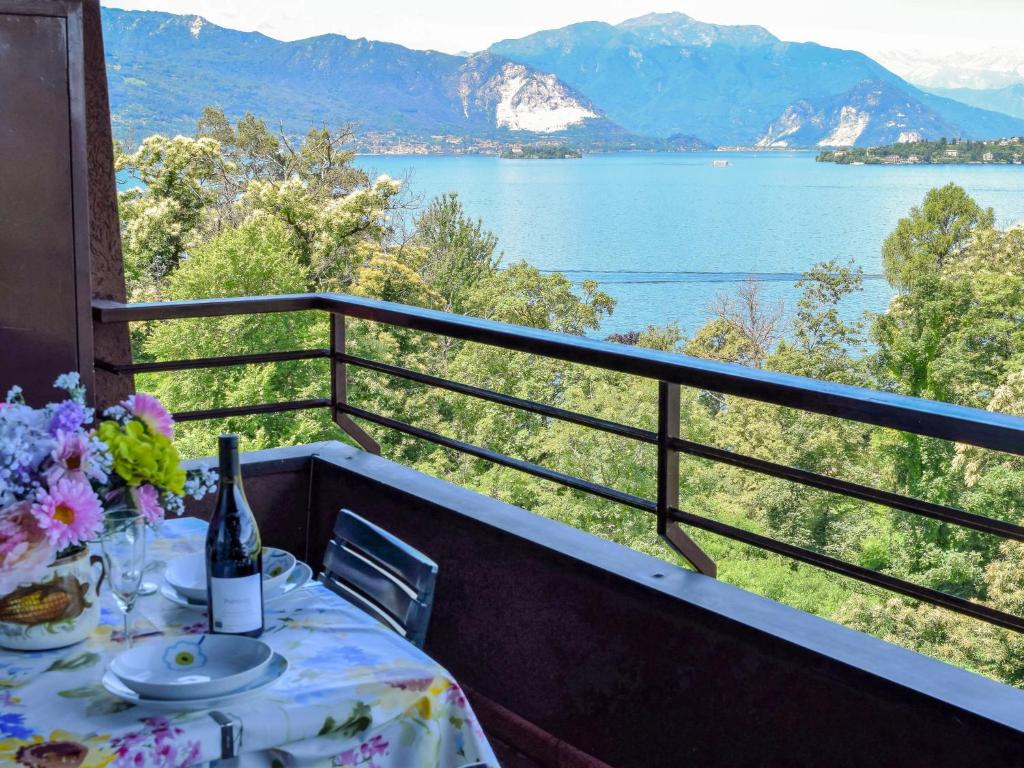 een tafel op een balkon met uitzicht op het water bij Apartment Roccolo Miralago by Interhome in Cerro Lago Maggiore