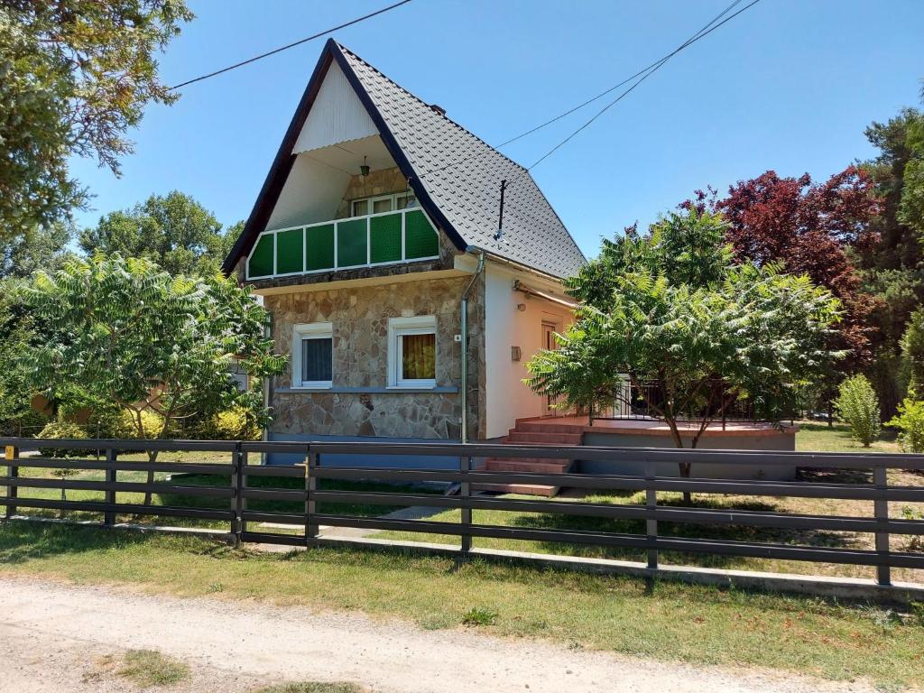 Budova, v ktorej sa dovolenkový dom nachádza