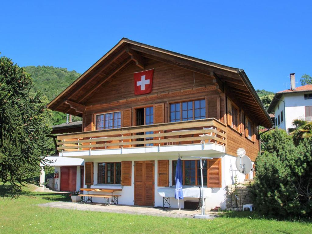 Castelveccana的住宿－Chalet Gallina by Interhome，一座大型的木制房子,上面有红色的十字架