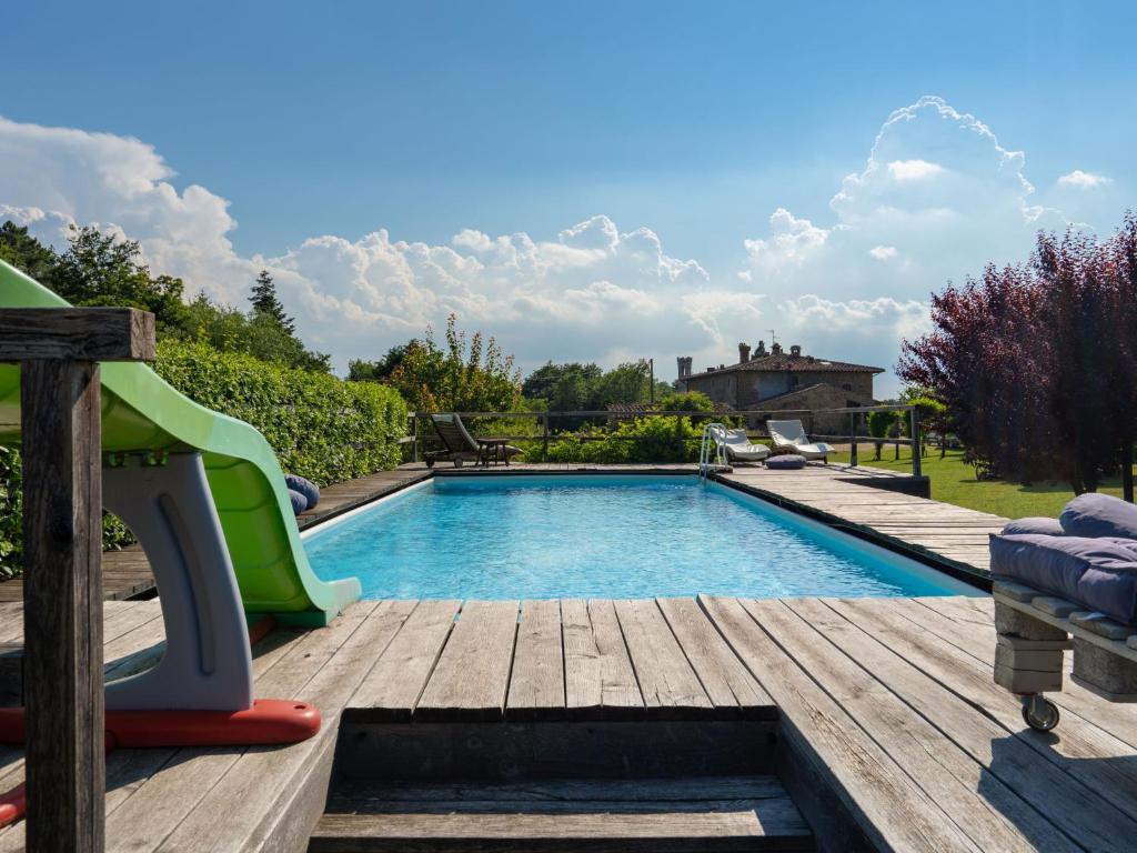 una piscina con scivolo e un parco giochi di Holiday Home Le Buche by Interhome a Pelago