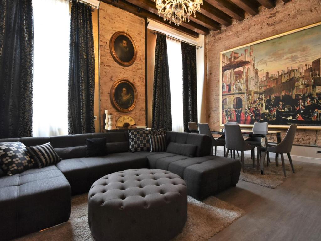 - un salon avec un canapé et une table dans l'établissement Apartment Suite Casa Nova by Interhome, à Venise
